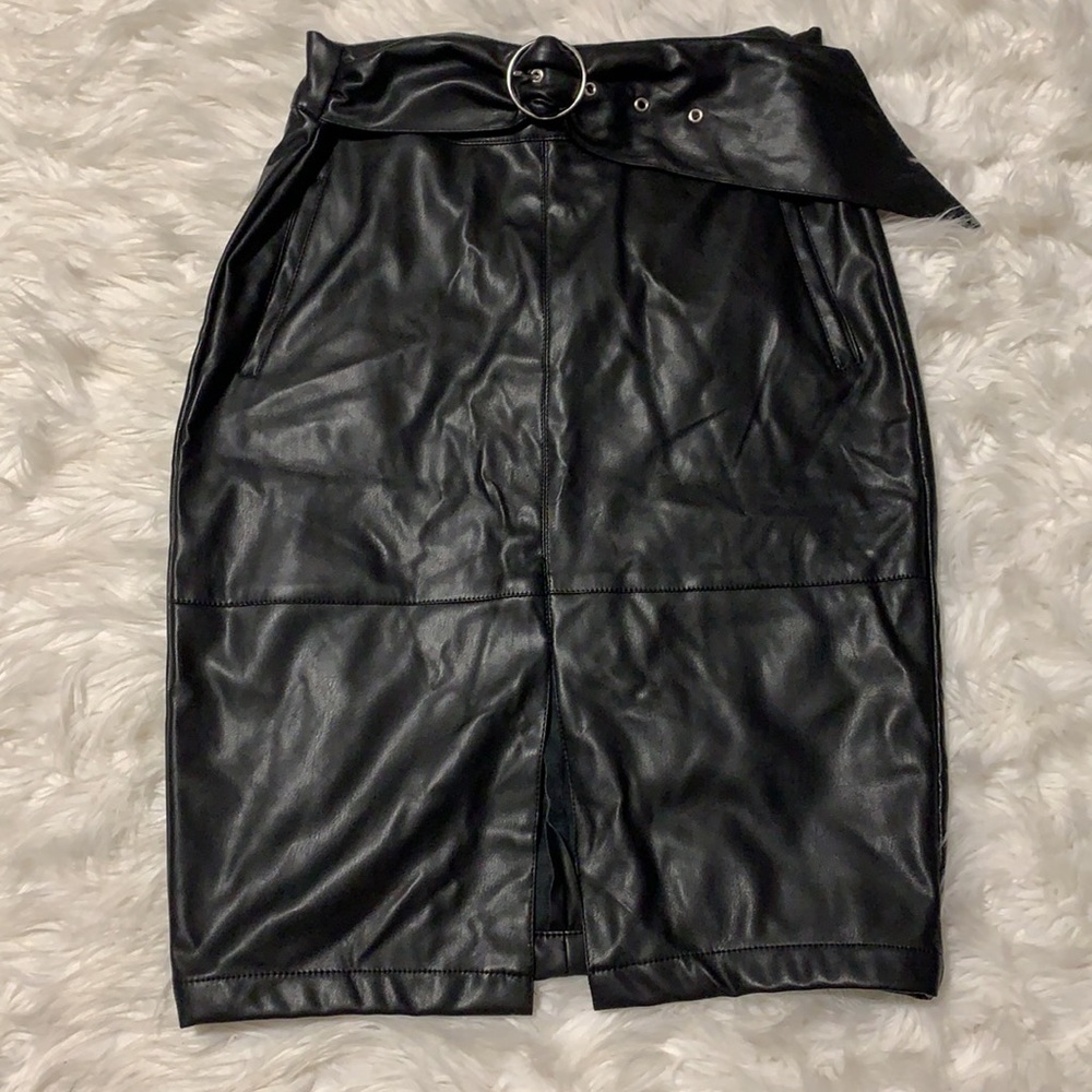 Black Belted Faux Leather Skirt 🖤 - Picture 2 of 6